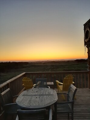 Outdoor dining - OCEANFRONT Home - Beach Path - Fantastic Views - Large Deck - Fire Pit - Dogs OK (Grayland)