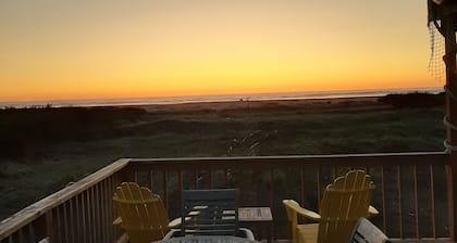 OCEANFRONT Home - Beach Path - Fantastic Views - Large Deck - Fire Pit - Dogs OK
