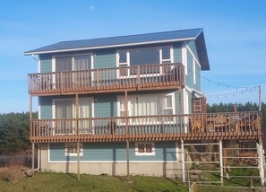 Exterior - OCEANFRONT Home - Beach Path - Fantastic Views - Large Deck - Fire Pit - Dogs OK (Grayland)