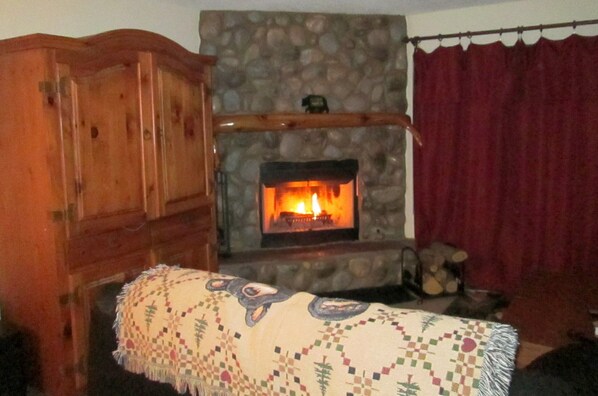 Interior - 3 Bed, 2 Bath, River Rock Fireplace, Fenced Yard (Pinetop-Lakeside)