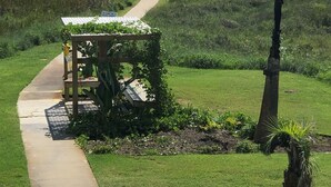 Un sentiero conduce a un gazebo con vista sull'oceano.
