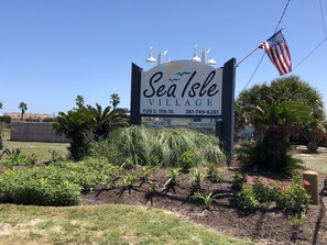 Property grounds - Buried Treasure - Sea Isle Village Unit 37
2BR Ground Floor Beach walkway condo (Port Aransas)