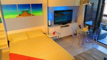 1 habitación, caja de seguridad en la habitación y escritorio