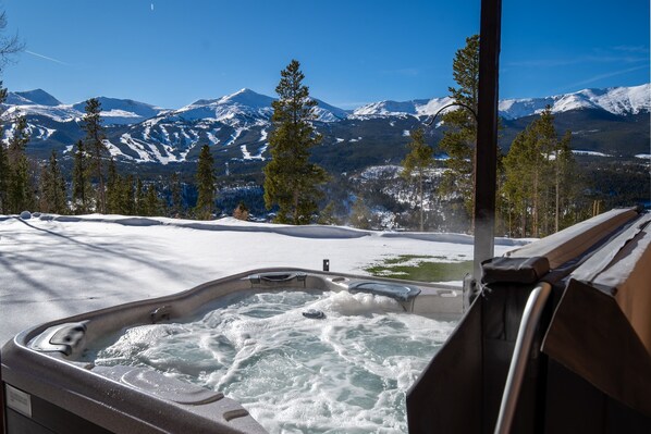 Outdoor spa tub - Luxury mountain home with stunning views, hot tub, theater & game room (Breckenridge)