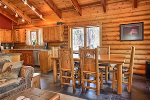 Dining - An authentic country experience with all the modern amenities. (Mariposa)