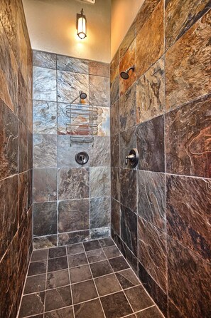 Douche, sĂšche-cheveux, serviettes fournies, savon