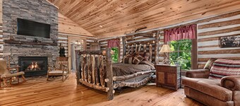 Romantic Cozy Cabin, Hot Tub, Fire Place, Close to Town, Pet Frendly