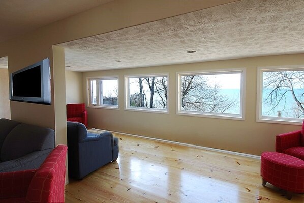 Smart TV, fireplace - Private Lake Access | Pet Friendly | Wi-Fi & Cable | A/C | Fire Pit | Wineries (Geneva)