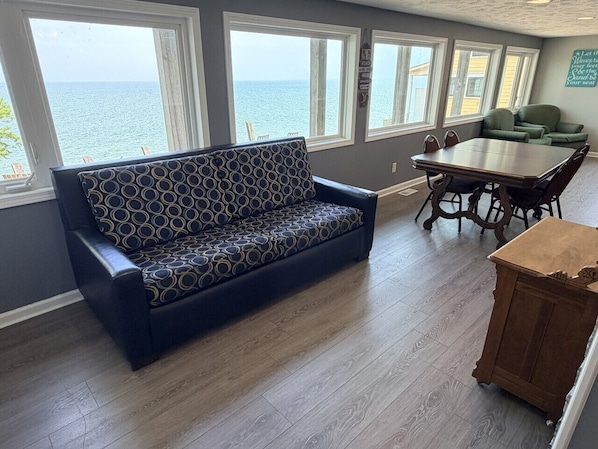 Smart TV, fireplace - Lake Access Retreat Pet Friendly Fire Pit (Geneva)