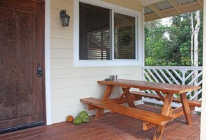 Outdoor dining - Lovely Ohana Close to Beaches (Pahoa)