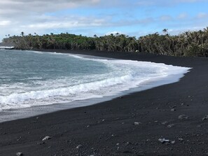 A beach with black sand and waves. - Off-Grid Glamping Close to Beaches (Pahoa)