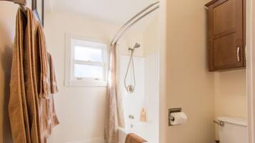 Ensemble douche/baignoire, sĂšche-cheveux, serviettes fournies, savon