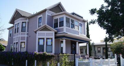 Beautiful Guest House. Minutes. to DT, Conv Center, Zoo, Coronado, Airport.