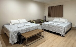 4 bedrooms, desk, iron/ironing board, free WiFi - Oceanview Family Retreat with Saltwater Hot Tub – Steps from the Beach (Pedro Point, Pacifica)