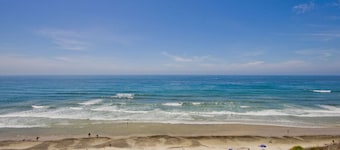 Ocean Front Townhouse w/ view, large Yard