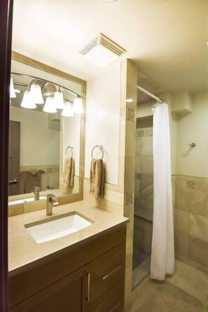 Dusche, Haartrockner, Handtücher, Seife