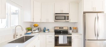 Large 3BD, View, 2 blks to Beach