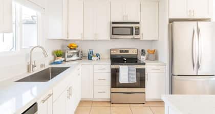 Large 3BD, View, 2 blks to Beach