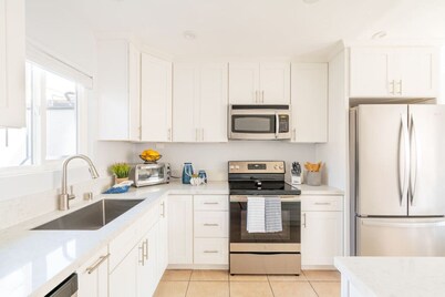 Large 3BD, View, 2 blks to Beach