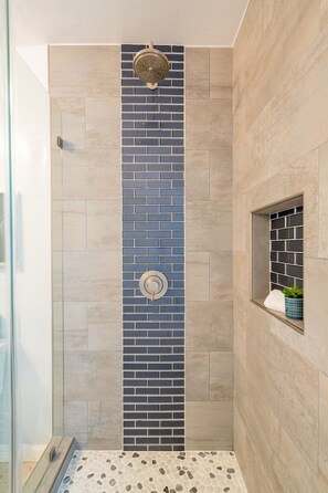 Ensemble douche/baignoire, sèche-cheveux, serviettes fournies