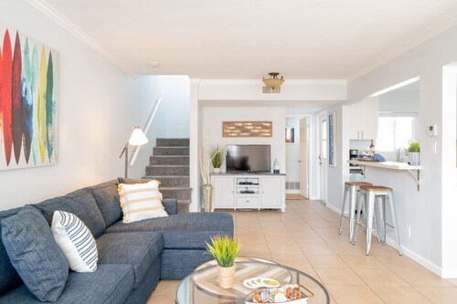 Large 3BD, View, 2 blks to Beach