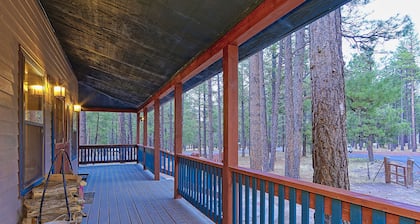 Perfect home base for family adventures! Gorgeous, private, clean! 20 min to FLG