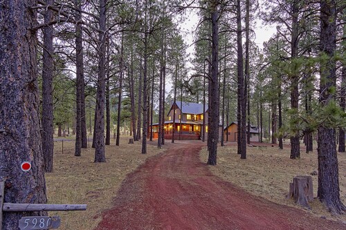 Perfect home base for family adventures! Gorgeous, private, clean! 20 min to FLG