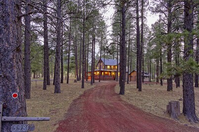 Perfect home base for family adventures! Gorgeous, private, clean! 20 min to FLG