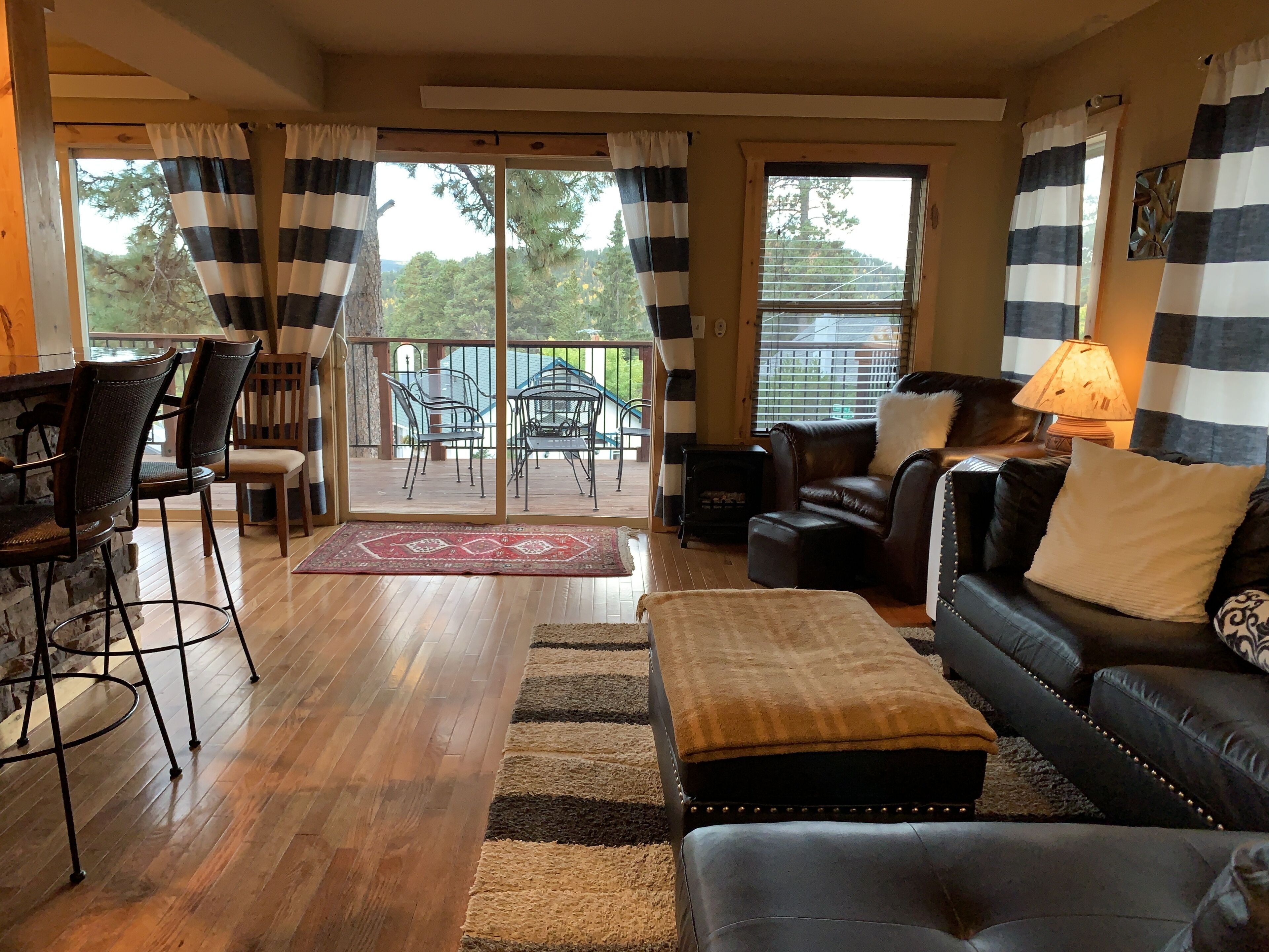 Smart-TV, Kamin, Tischtennisplatte, Bücher