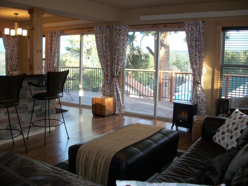 Summit Lodge- Relaxation with Spectacular Views of the Hills- 3 mi. to Deadwood~