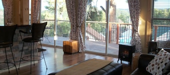 Summit Lodge- Relaxation with Spectacular Views of the Hills- 3 mi. to Deadwood~