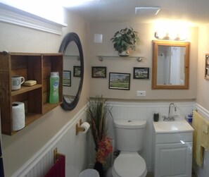 Combined shower/tub, hair dryer, towels - Sunsets and a Sweeping View of Wheatfields! (Walla Walla)