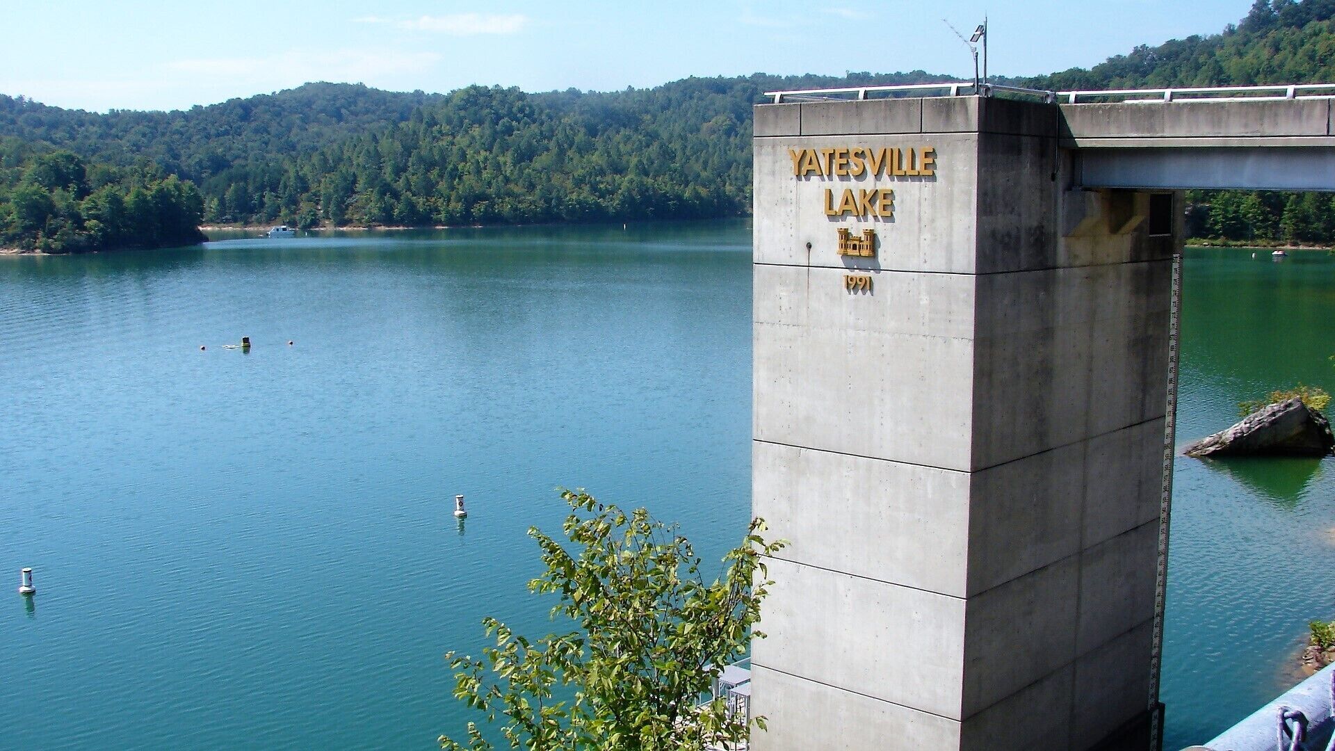 A concrete structure with the text "YATESVILLE LAKE" and the year "1991" on it.