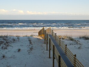 På stranden