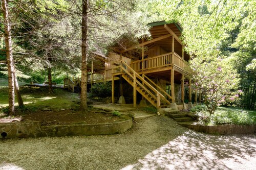 Private Creek, Hiking Trail System, Trout Fishing Onsite + Game Room, WiFi, Fire
