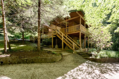Private Creek, Hiking Trail System, Trout Fishing Onsite + Game Room, WiFi, Fire