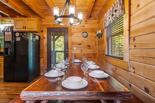 5BR Family Cabin • Game Loft • Hot Tub • Resort Pool • 3Mi to Dwntwn Gatlinburg