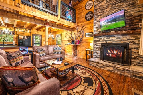 5BR Family Cabin • Game Loft • Hot Tub • Resort Pool • 3Mi to Dwntwn Gatlinburg