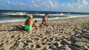 Una playa arenosa con olas y un cielo despejado.