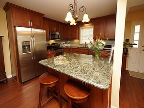 Fridge, microwave, oven, stovetop - Beautiful Townhome 10 min from Charleston & Beaches, Pool, Tennis Court! (Charleston)