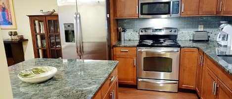 Geladeira, micro-ondas, fogão, cooktop