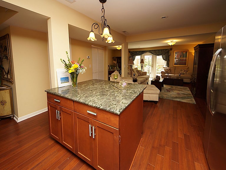 Beautiful Townhome 10 Min From Charleston & Beaches, Pool, Tennis Court! - Charleston, SC