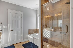 Bañera, bañera de hidromasaje, secador de pelo y toallas