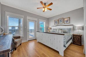3 habitaciones, escritorio y tabla de planchar con plancha 