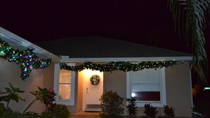 A house with a front porch decorated with Christmas lights and a wreath. - Orlando Villa near Disney, free Private Heated Pool, free Grill and free WiFi (Davenport)
