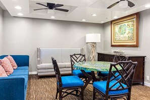 Interior - Best Deal Luxury Resort in Town Sleep 4 romantic, fun and relaxed (Lihue)