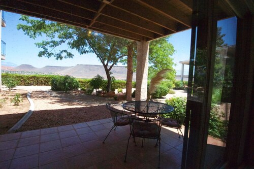 Amazing, Peaceful, ON THE RIDGE- GORGEOUS VIEWS!!! Free Wi-Fi