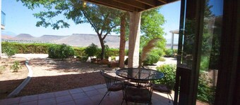 Amazing, Peaceful, ON THE RIDGE- GORGEOUS VIEWS!!! Free Wi-Fi