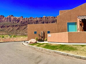 Un edificio con techo plano, una puerta y una ventana.