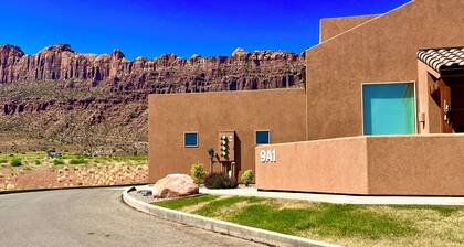 9A1 Shared Pool/Hot Tub, Views, Private Garage and Patio